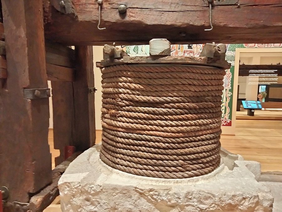 File:109 VINSEUM (Vilafranca del Penedès), premsa de biga de Cal Marquès de Cunit, llibant.jpg