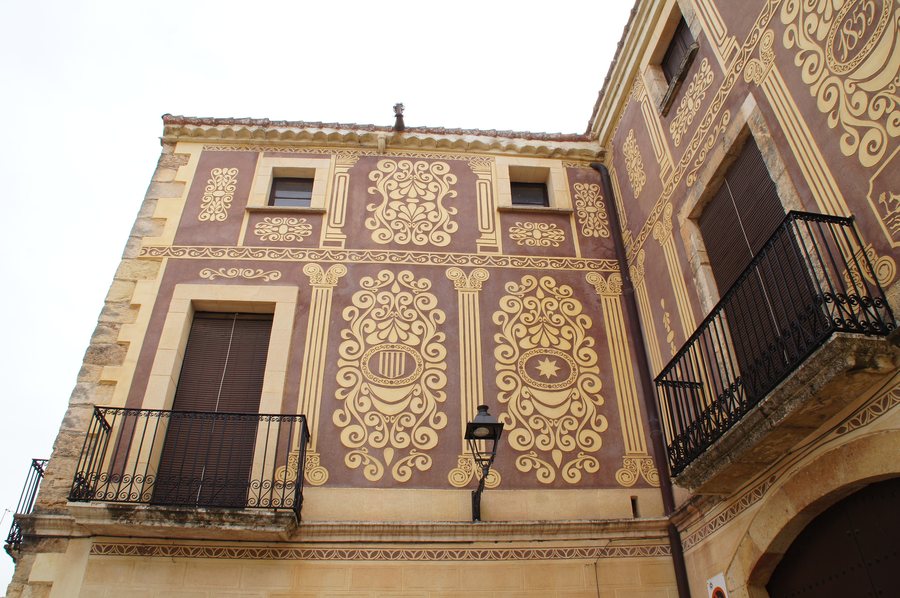 File:Casa Fontanilles (Bonastre). Esgrafiats.jpg