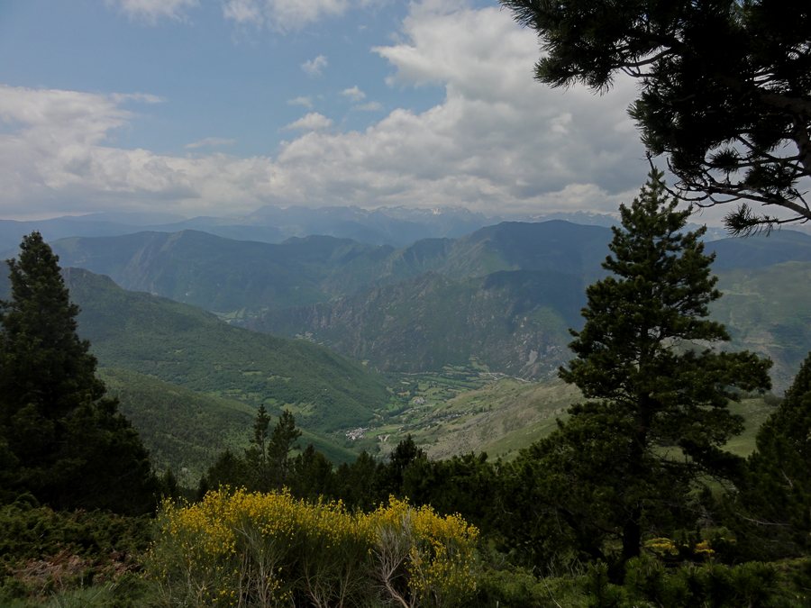 File:Esterri de Cardós i Arrós des de la Serra de Tudela.JPG