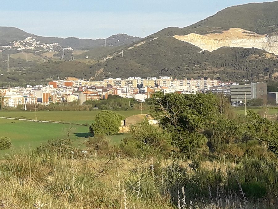 File:Ca n'Albinyana i la Llagosta - 20210418 193129.jpg