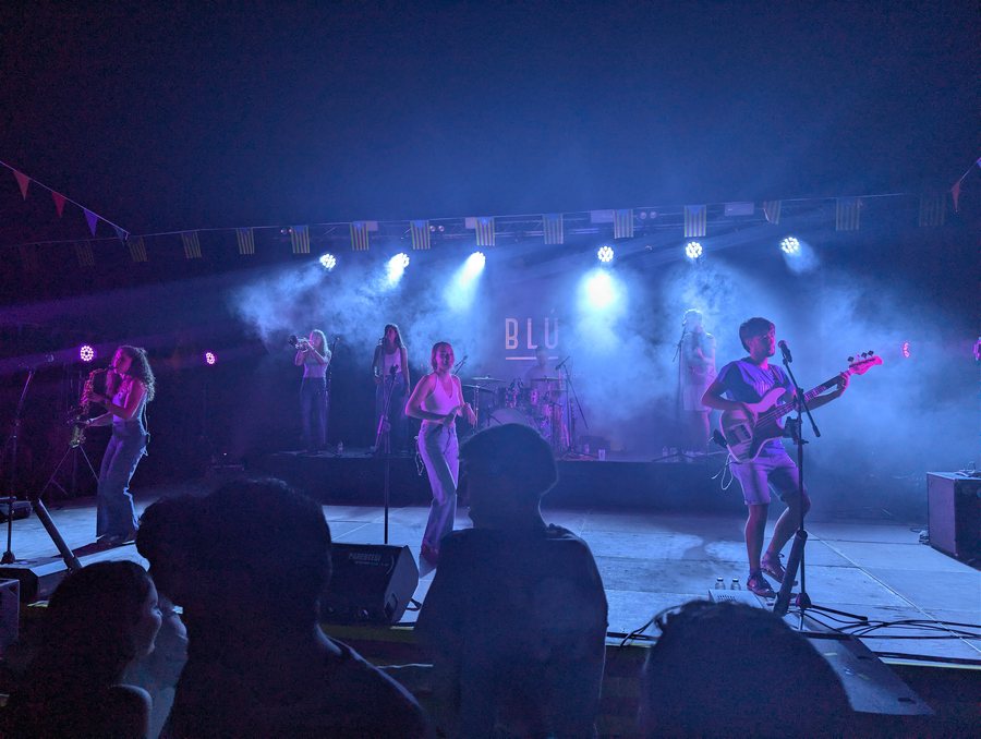File:Concert de BLÚ Versions a la Festa Major d'Olvan (17196).jpg