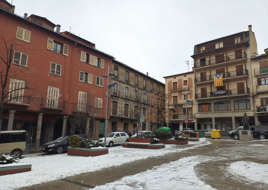 File:Plaça Cabrinetty (Puigcerdà).jpg