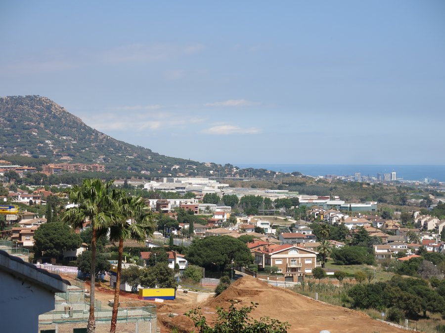 File:131 Vilassar, Cabrils i el Montcabrer des de Premià de Dalt.jpg