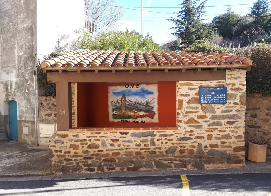 File:Abri Oms et plaque CIC.jpg