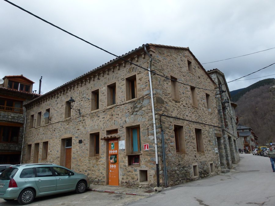 File:Ajuntament de Setcases.JPG
