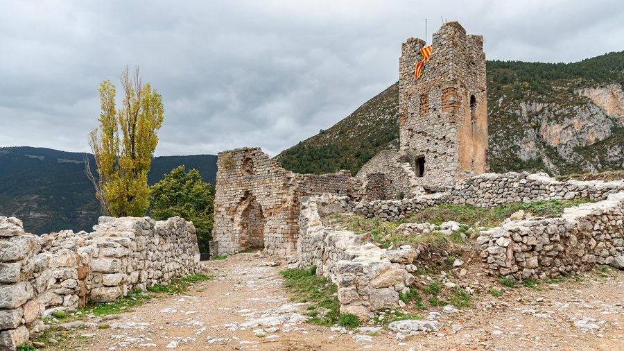 File:Castell de Gósol (54113388767).jpg