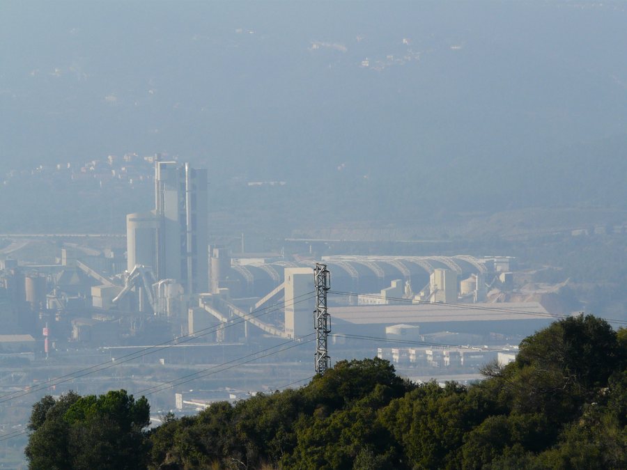 File:Cimentera de Sant Vicenç dels Horts vista des de Collserola P1040308.jpg