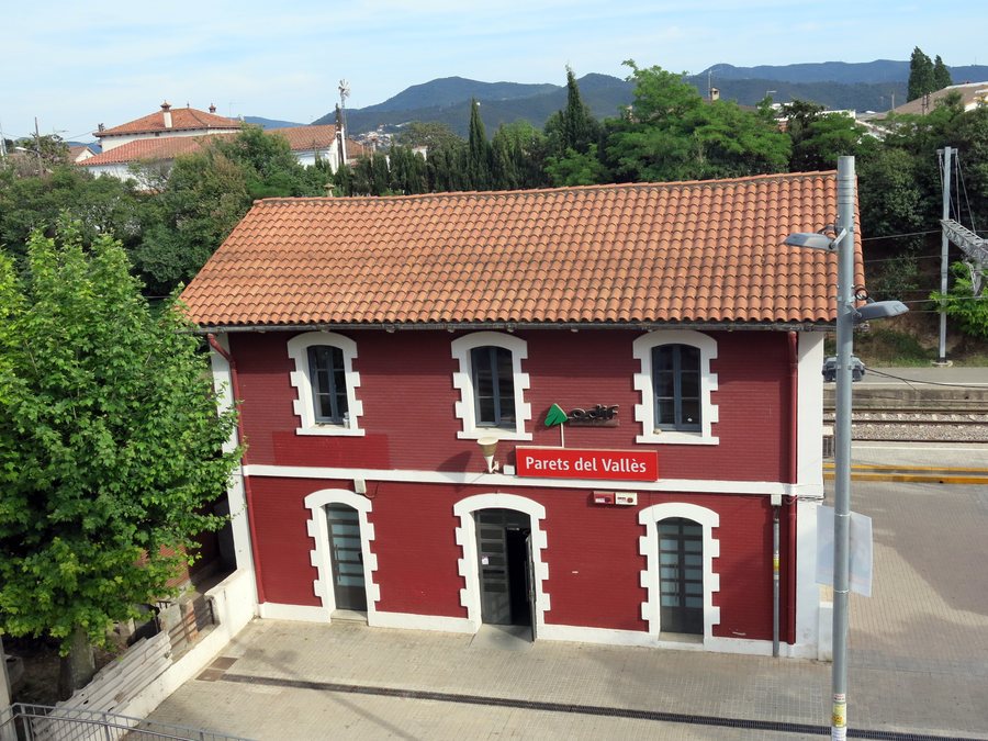 File:01 Estació de ferrocarril de Parets del Vallès.JPG