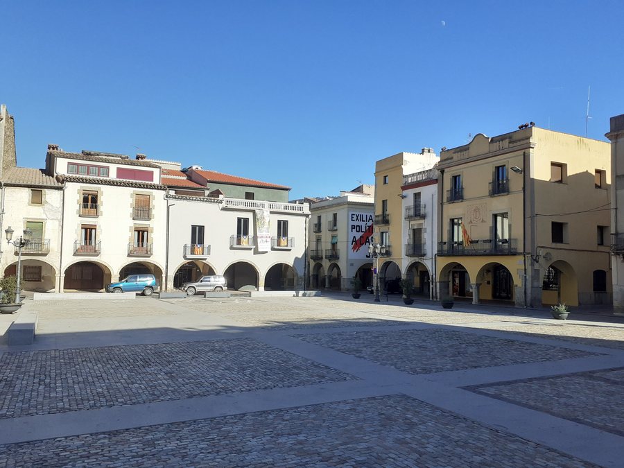 File:Plaça de la Vila (Amer) 01.jpg