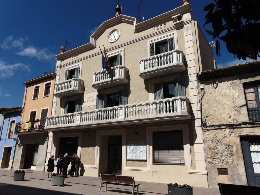 File:Ajuntament de Sarrià de Ter.jpg
