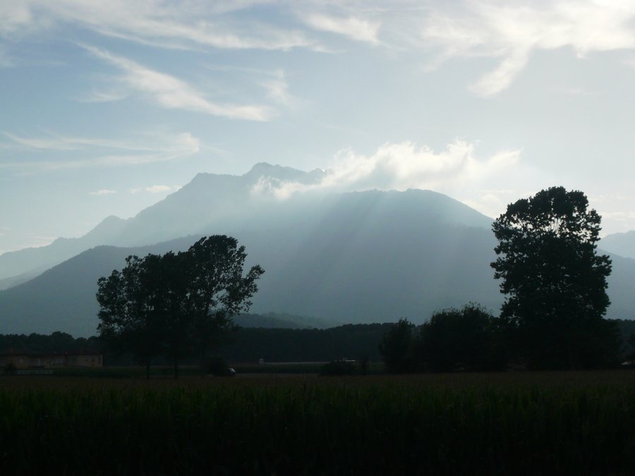 File:El Puigsacalm des de les Preses P1460437.JPG