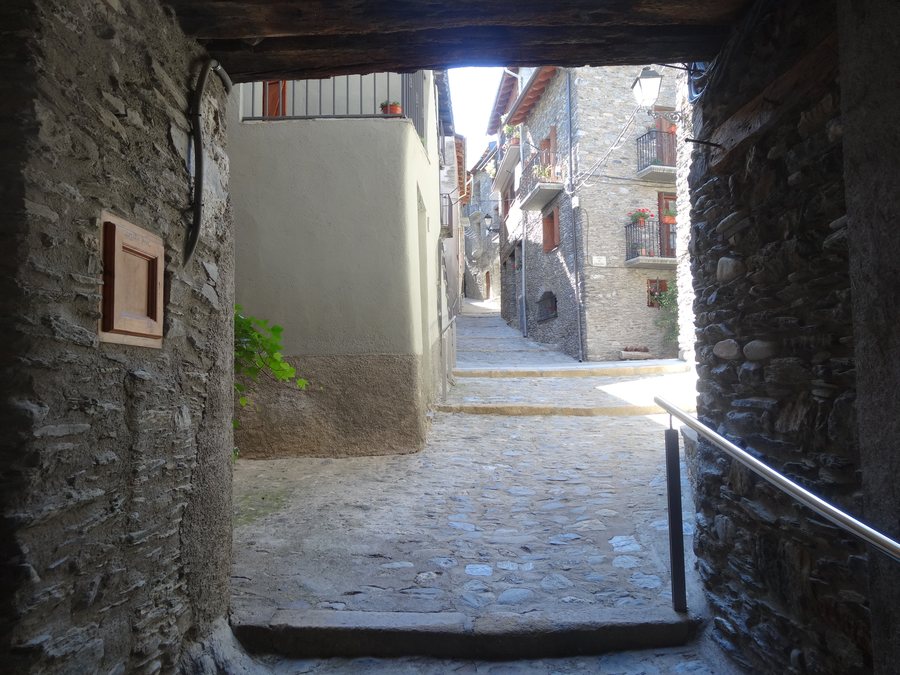 File:Carrer Major de Llavorsí (juny 2013) - panoramio.jpg