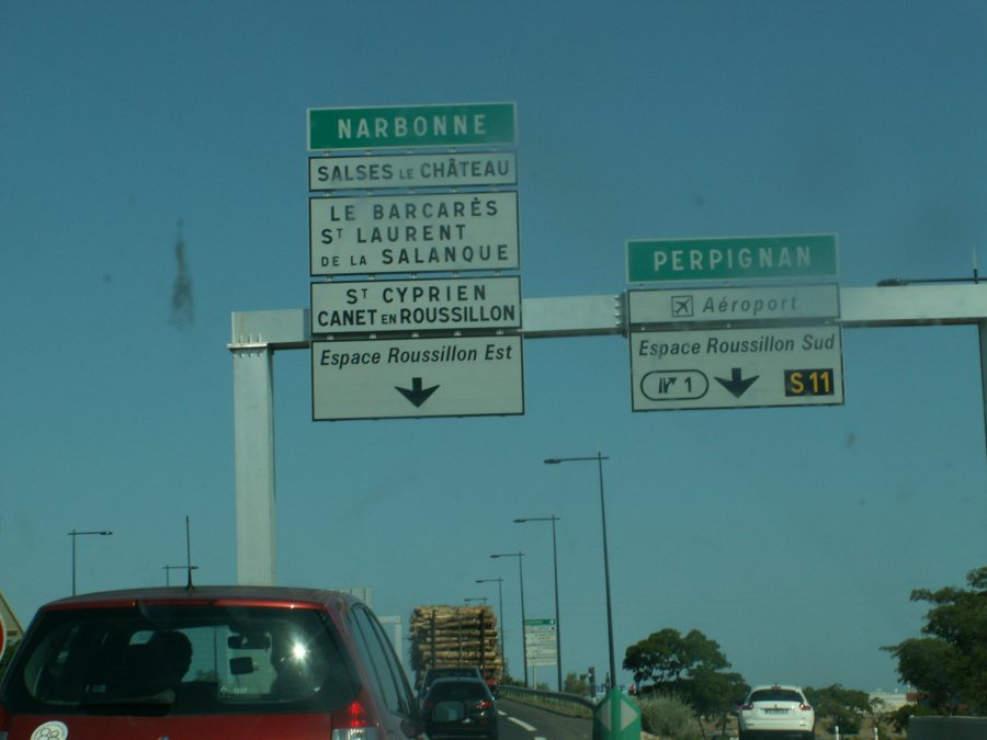 Wegweiser nach Perpignan und zum Flughafen an einer französischen Straße.