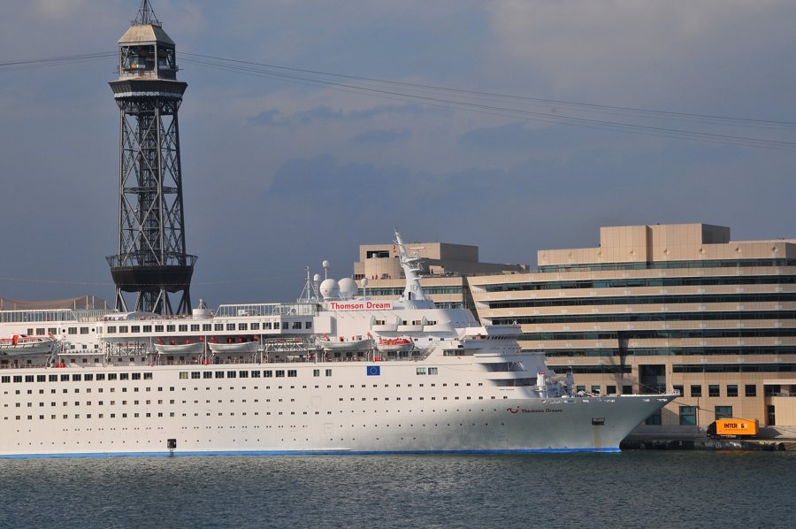 Kreuzfahrtschiff am Hafen von Barcelona