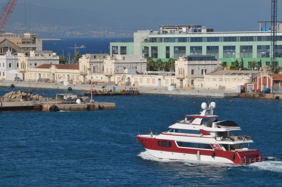 Yacht vor der Uferkulisse eines Hafens