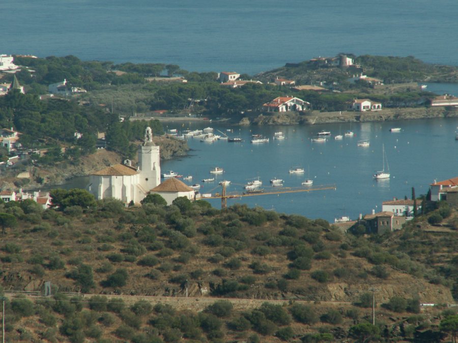 Blick über die Bucht von Cadaqués mit Booten und Kirche