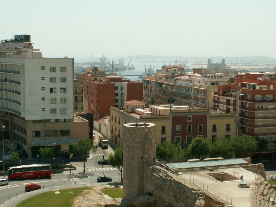 Blick über Tarragona auf den Hafen