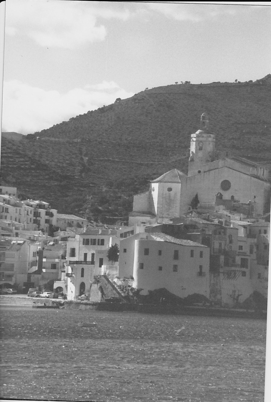 Katalanische Küstenstadt mit Kirche am Wasser