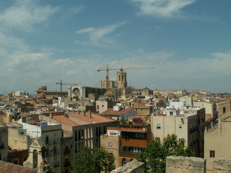 Panoramablick über die Dächer der Altstadt von Tarragona mit der Kathedrale