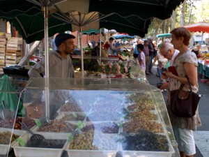 Olivenhändler auf dem Markt in Toulouse