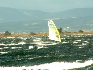 Windsurfer auf dem Etang de Leucate im Departement Aude