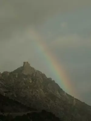 Katharer-Burg mit Regenbogen
